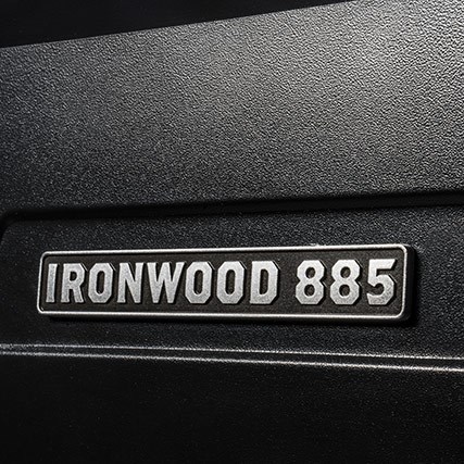 Traeger Pelletgrill Ironwood 885 inkl. Abdeckhaube + Frontablage &  9 kg Pellets 