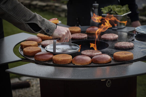 Moesta Feuerplattengrill  Bandit 2.0 FirePlace inkl. 2 x Ablagebretter grau/-oben + Sizzle Rost & Burgerpresse