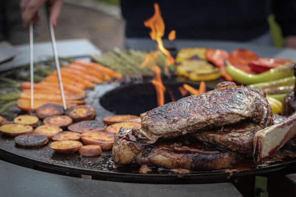 Moesta Feuerplattengrill  Bandit 2.0 FirePlace inkl. 2 x Ablagebretter grau/-oben + Sizzle Rost & Burgerpresse