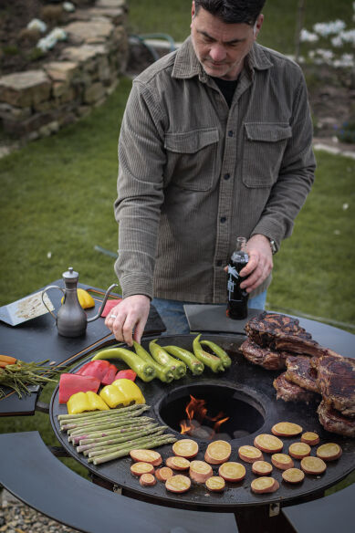 Moesta Feuerplattengrill  Bandit 2.0 FirePlace inkl. 2 x Ablagebretter grau/-oben + Sizzle Rost & Burgerpresse