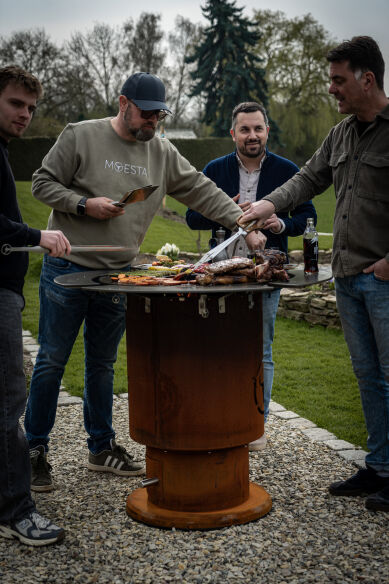 Moesta Feuerplattengrill  Bandit 2.0 FirePlace inkl. 2 x Ablagebretter grau/-oben + Sizzle Rost & Burgerpresse