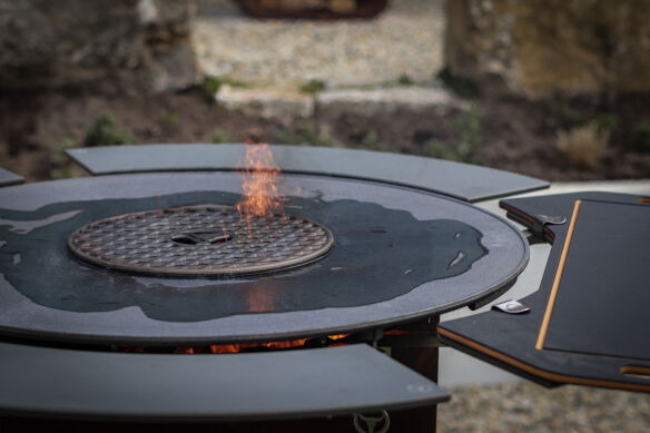 Moesta Feuerplattengrill  Bandit 2.0 FirePlace inkl. 2 x Ablagebretter grau/-oben + Sizzle Rost & Burgerpresse